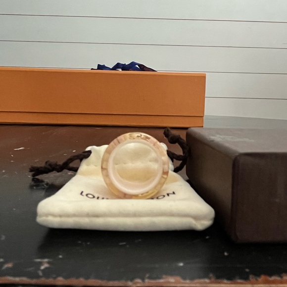 Louis Vuitton Ring - Picture 11 of 14